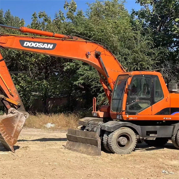 Goedkope 22 ton gebruikte Koreaanse wielen graafmachine Doosan DX 210W-7 met kortere werktijden