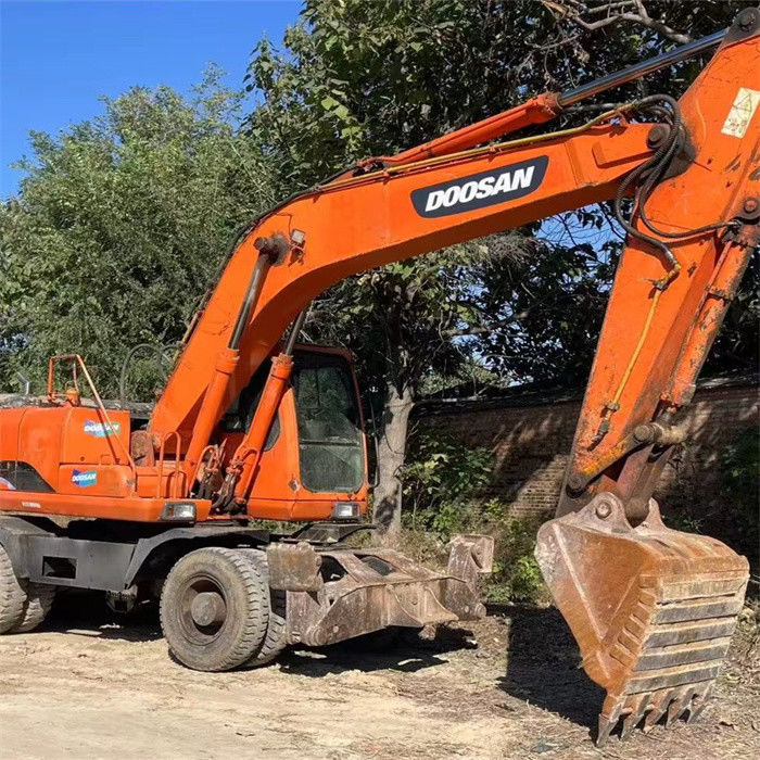 Goedkope 22 ton gebruikte Koreaanse wielen graafmachine Doosan DX 210W-7 met kortere werktijden