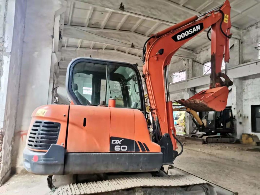 6 ton klaar voor het werk en ervaren gebruikt Korea ingevoerd DOOSAN DX60 in goede staat