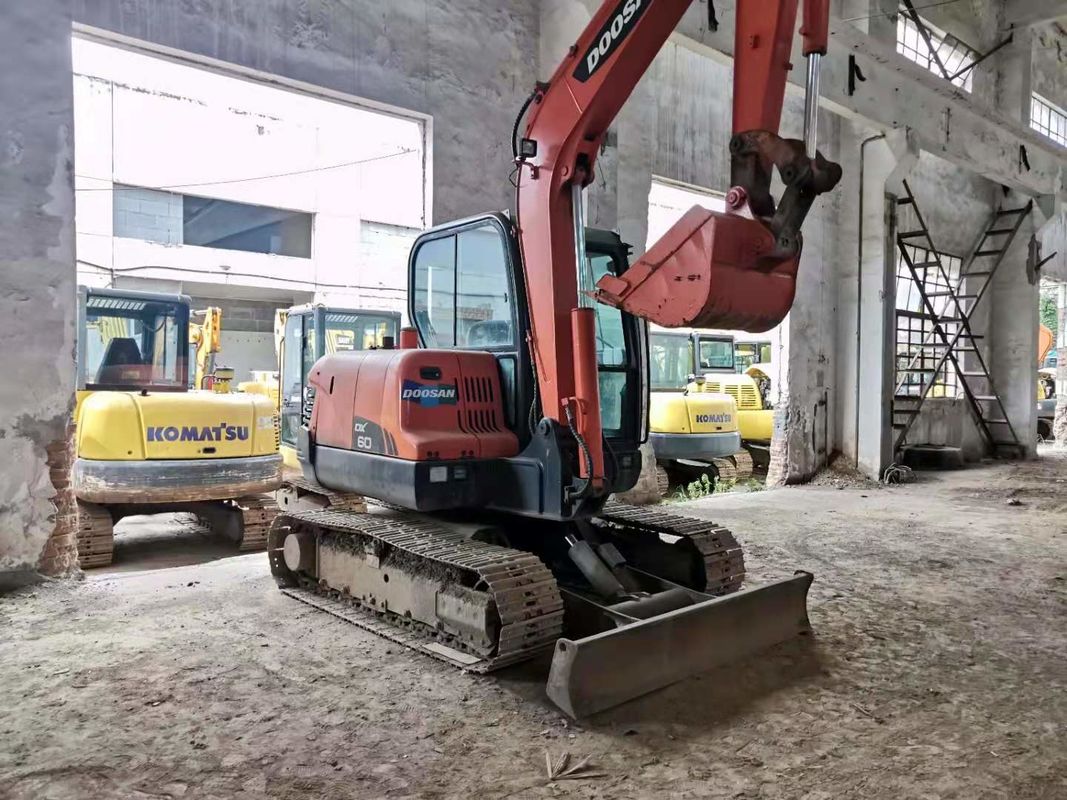 6 ton klaar voor het werk en ervaren gebruikt Korea ingevoerd DOOSAN DX60 in goede staat