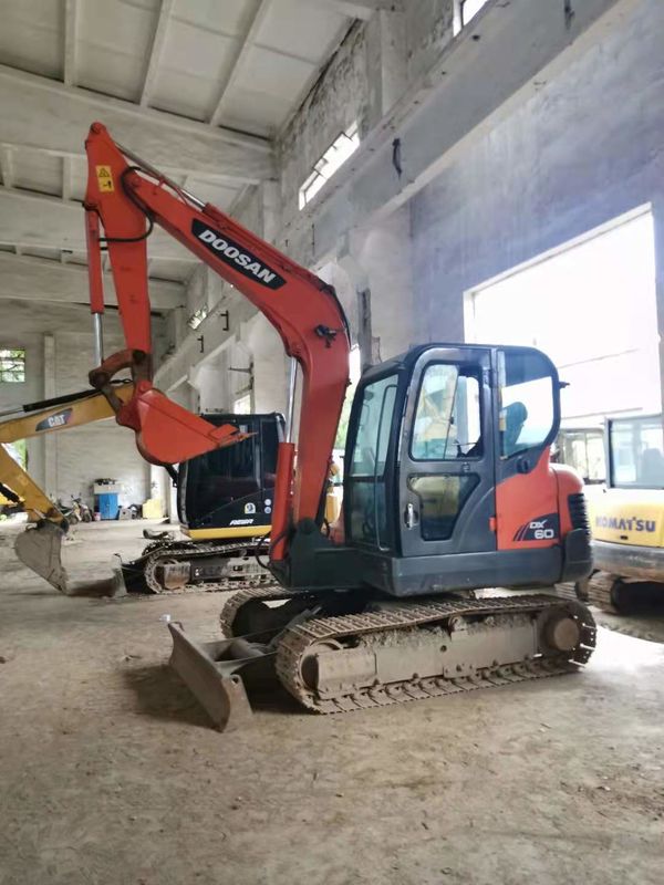 6 ton klaar voor het werk en ervaren gebruikt Korea ingevoerd DOOSAN DX60 in goede staat