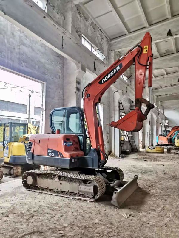 6 ton klaar voor het werk en ervaren gebruikt Korea ingevoerd DOOSAN DX60 in goede staat