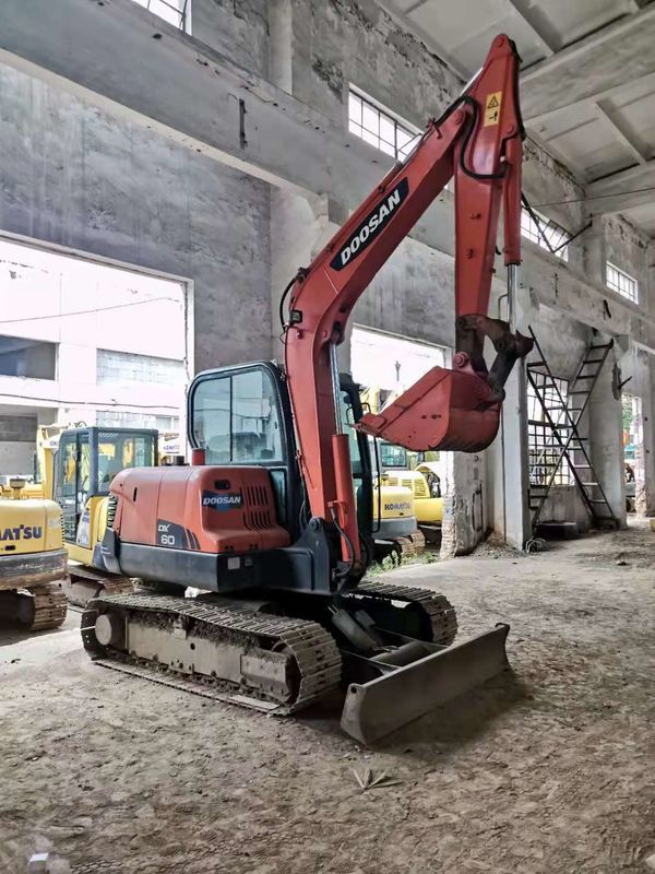 6 ton klaar voor het werk en ervaren gebruikt Korea ingevoerd DOOSAN DX60 in goede staat