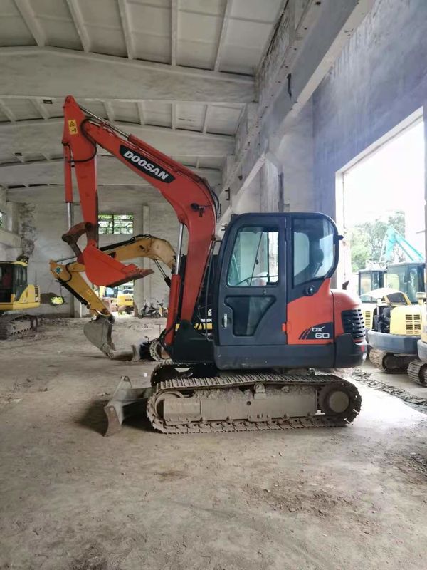 6 ton klaar voor het werk en ervaren gebruikt Korea ingevoerd DOOSAN DX60 in goede staat