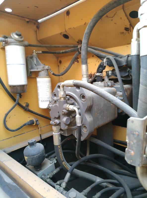 Zweden geïmporteerde hoogwaardige Volvo EC240 crawler graafmachine gebruikt bijna nieuw