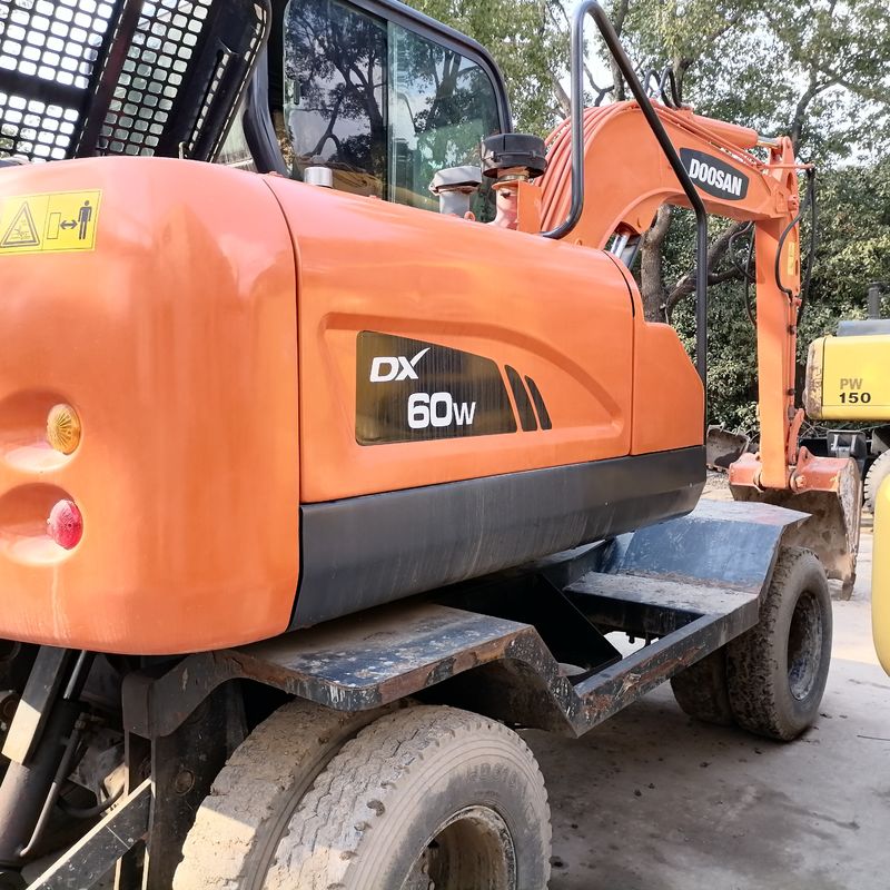 5 ton Korea geïmporteerd 90% nieuwe Doosan DX 60W Gebruikte wiel graafmachine met hoge kwaliteit en beste prestaties te koop