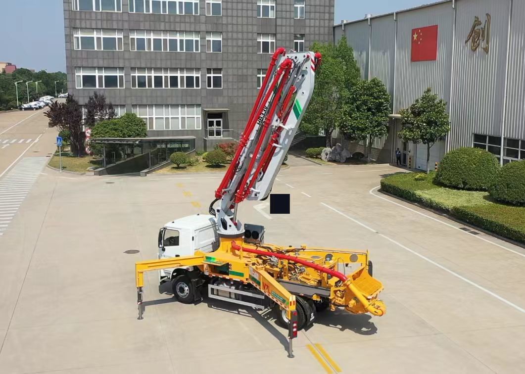 6×4 of 8×4 aandrijving klaar om te werken XCMG. HB37A 37 m beton pomp vrachtwagen voor betonnen levering en gieten