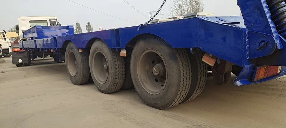 Twee-assige laagbed semi-trailer met een lage bodemvrijheid en een sterk draagvermogen