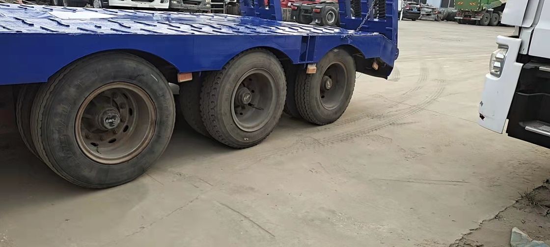 Twee-assige laagbed semi-trailer met een lage bodemvrijheid en een sterk draagvermogen