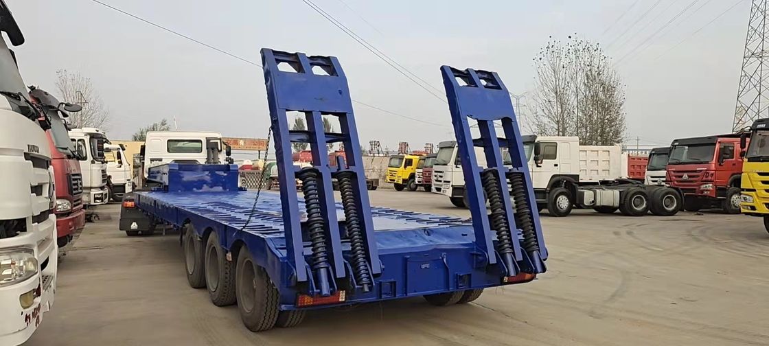 Twee-assige laagbed semi-trailer met een lage bodemvrijheid en een sterk draagvermogen