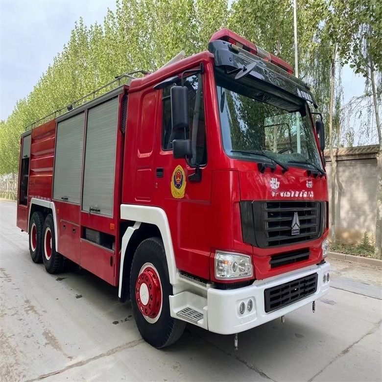 Goede staat Rood Diesel brandstof Howo brandweerwagen 16cbm handgeschakelde transmissie