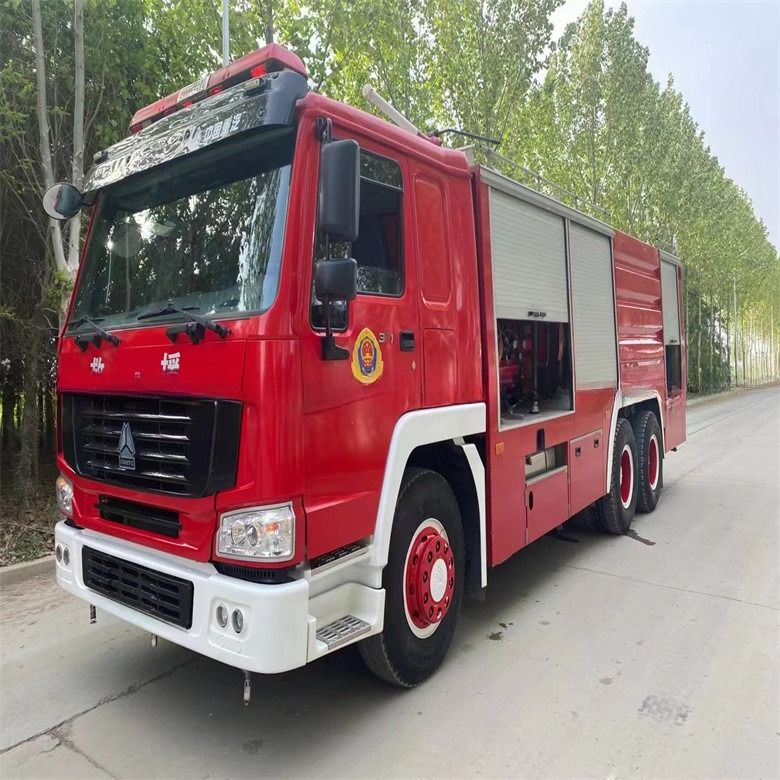 Goede staat Rood Diesel brandstof Howo brandweerwagen 16cbm handgeschakelde transmissie