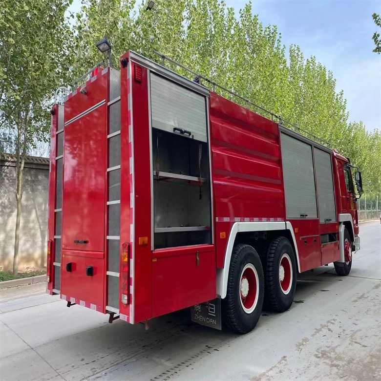 Goede staat Rood Diesel brandstof Howo brandweerwagen 16cbm handgeschakelde transmissie