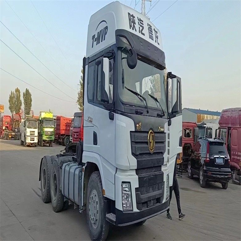 Tweedehands Shacman 6 X 4 ADE X3000 met normale bestuurdersstoel en handgeschakelde transmissie