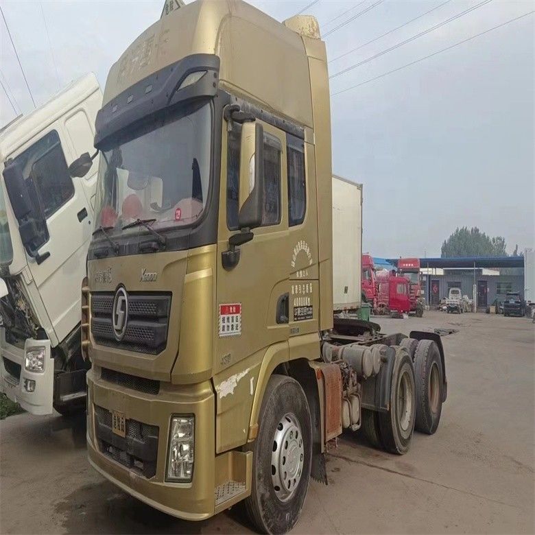 Tweedehands Shacman 6 X 4 ADE X3000 met normale bestuurdersstoel en handgeschakelde transmissie