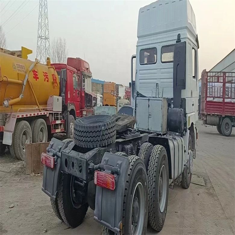 Tweedehands Shacman 6 X 4 ADE X3000 met normale bestuurdersstoel en handgeschakelde transmissie