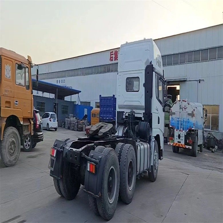 Tweedehands Shacman 6 X 4 ADE X3000 met normale bestuurdersstoel en handgeschakelde transmissie
