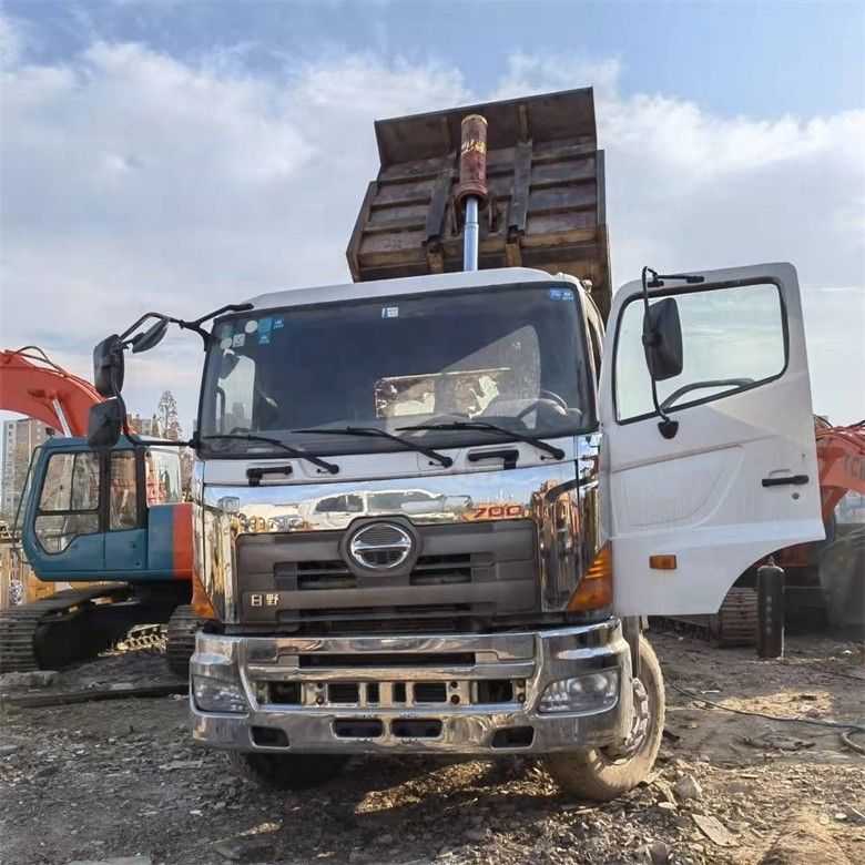 Multimedia systeem gebruikt HINO 6*4 Heavy Duty 700 dumptruck voor zware constructie