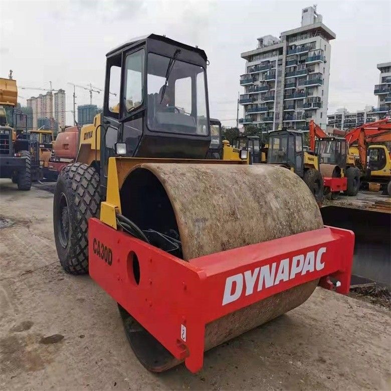 Japanse Dynapac CA30D wegroller voor bouwwerkzaamheden