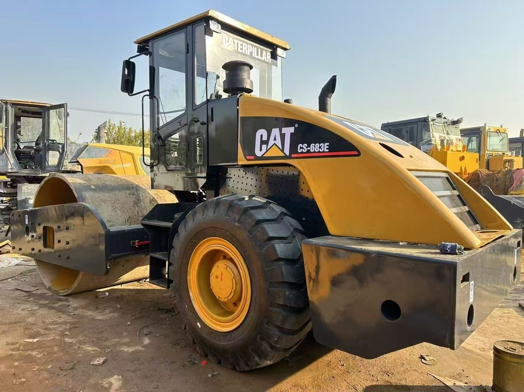 Gebruikte CAT CS-683E Vibratory Roller Compactor 1,8 mm Amplitude 134 kW Motorvermogen