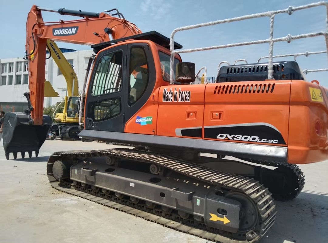 Gebruikte DOOSAN Crawler Excavator DX300LC-9C Transporthoogte 3.475M Hoog prestatie