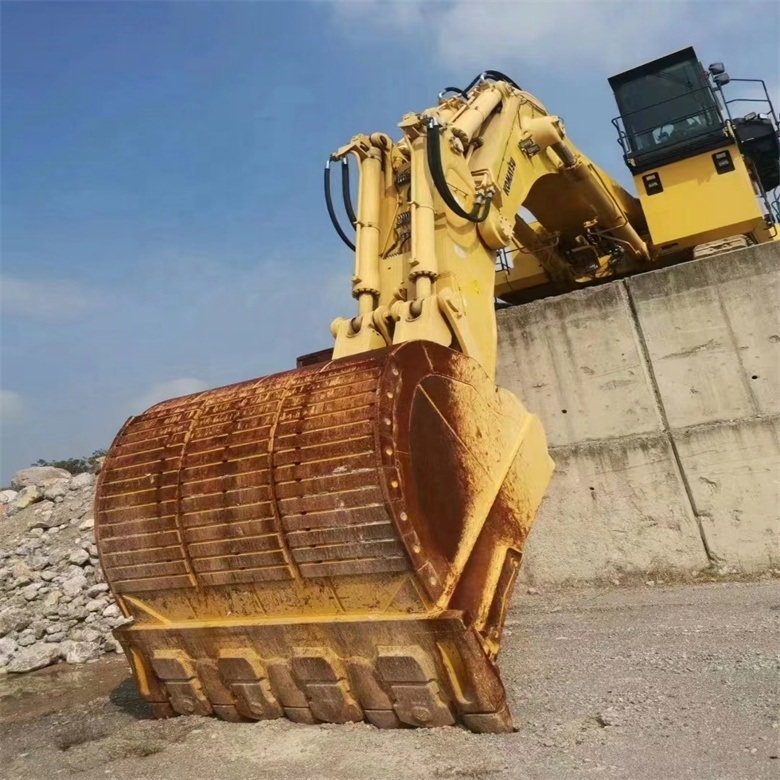 2016 Model Komatsu PC2000 Crawler Excavator with 794 KW Power and 200000 KG Operating Weight Ready for Sale