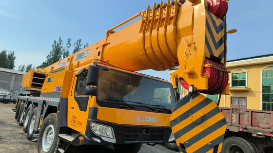 Hoogwaardige gebruikte kraan XCMG 200 ton in goede staat